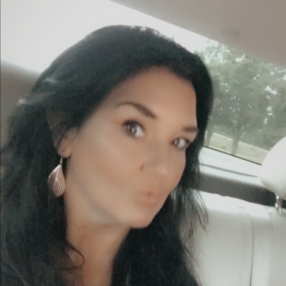 Profile Picture of Wendy Newell (@wendynewell) on Poshmark