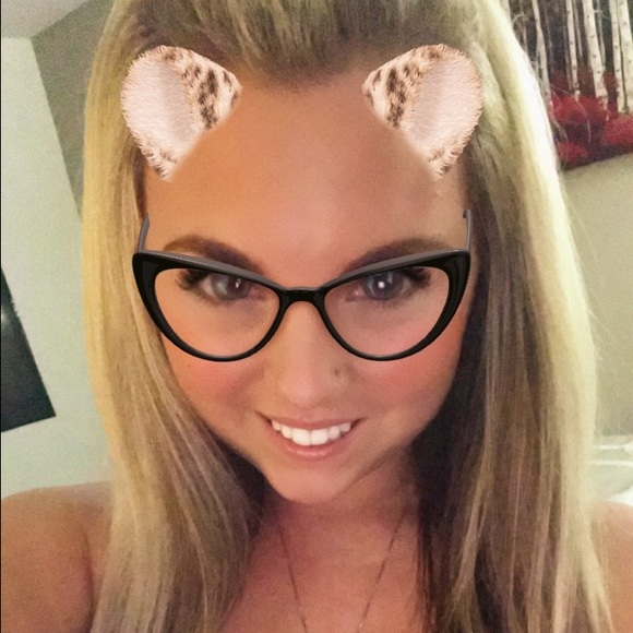 Profile Picture of Carly Hammerstone (@carlyniic0lee) on Poshmark