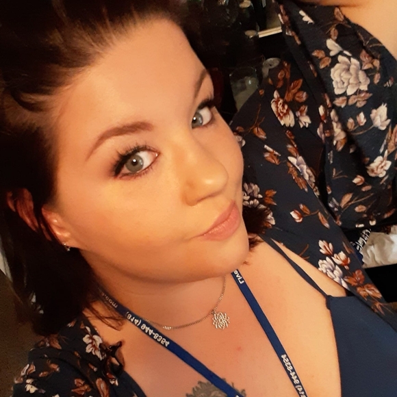 Profile Picture of Sarah Dewitt (@sarahdewitt148) on Poshmark