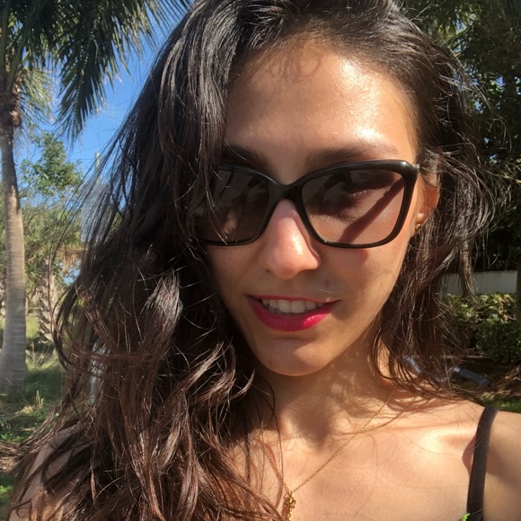Narin Taghavi - Poshmark Profile Picture of Narin Taghavi (@narintgv) on Poshmark