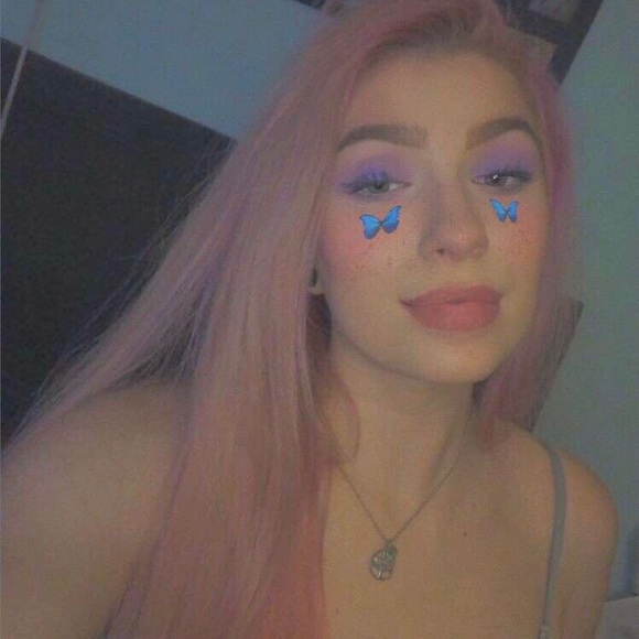 Profile Picture of Chloe Etue (@chloe_paiges) on Poshmark