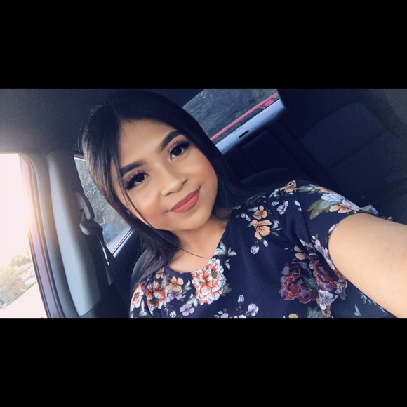 Profile Picture of Nayeli Robles (@nayelirobles013) on Poshmark
