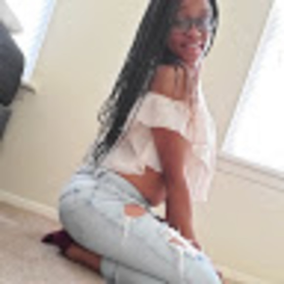 Profile Picture of Alisha Deshields (@alishadeshields) on Poshmark