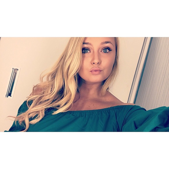 Profile Picture of Brittany Rock (@brittanyrockk) on Poshmark