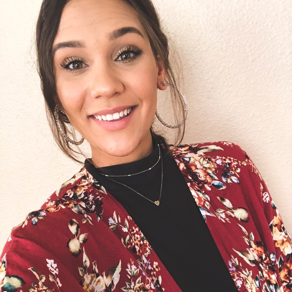 Profile Picture of Nikki Hendon (@nikki_h0235) on Poshmark