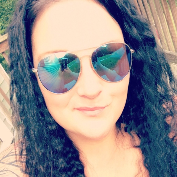 Profile Picture of Crystal Sheffield (@skullarella) on Poshmark