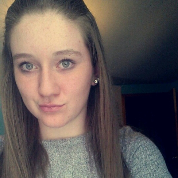 Profile Picture of Hannah Brooks (@hannahbro02) on Poshmark
