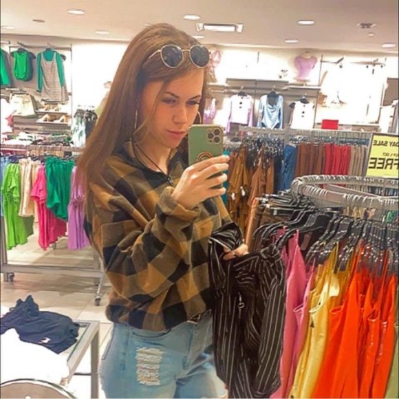 Profile Picture of Leah Lafferty (@laffyleah8) on Poshmark