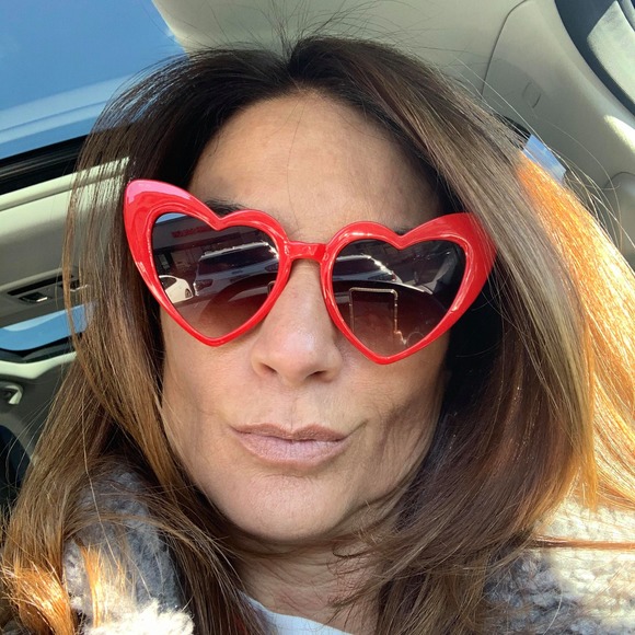 Profile Picture of Mary Hilbert demert (@mhilbee) on Poshmark