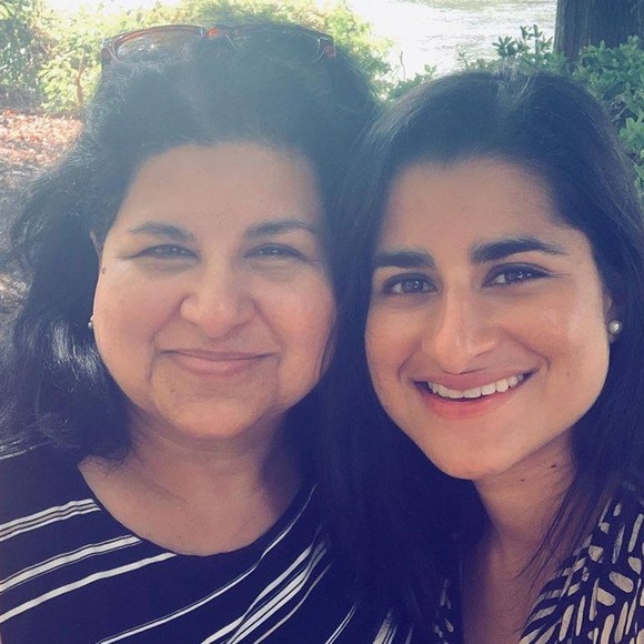 Profile Picture of Christina Menezes (@tinatumarise) on Poshmark