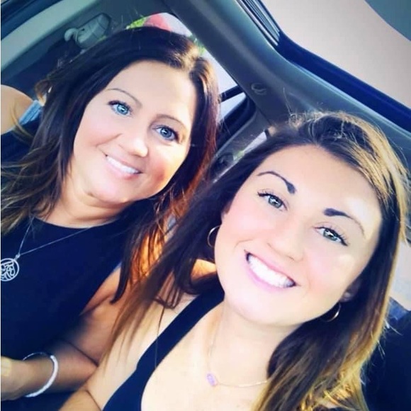 Profile Picture of Amanda Ponder (@alponder) on Poshmark