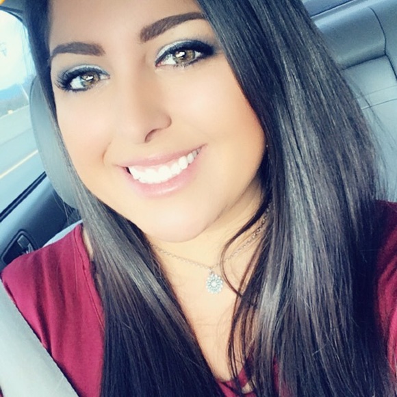 Profile Picture of Lauren Guerra (@laureng90) on Poshmark