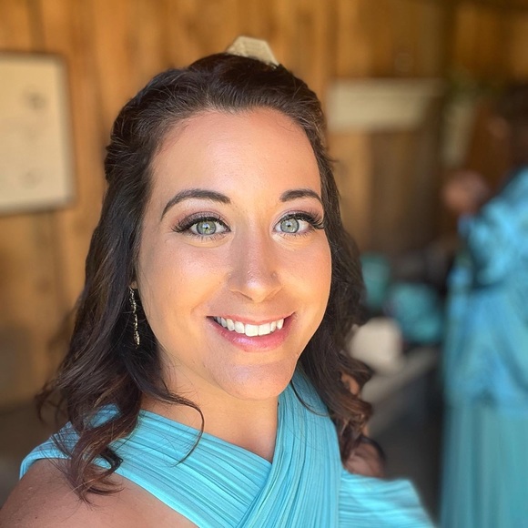 Profile Picture of Anne Oleszkiewicz (@anneolesz1022) on Poshmark