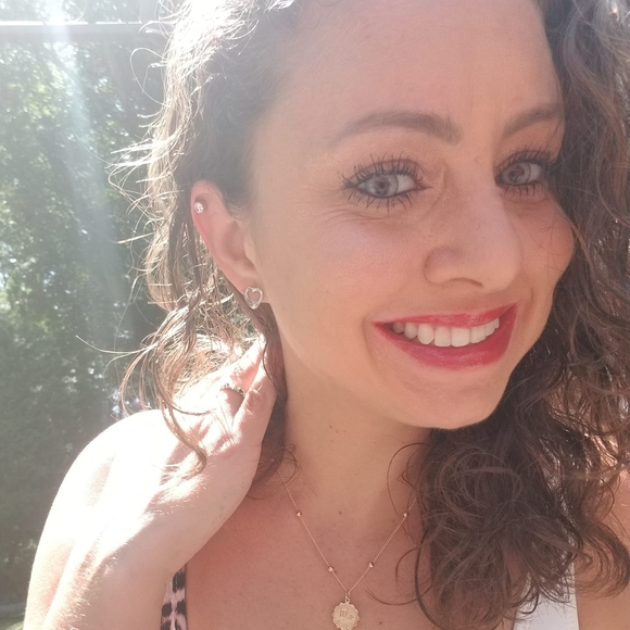 Profile Picture of Nadia Silva (@nsilva1024) on Poshmark