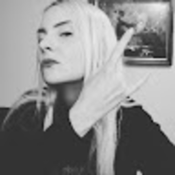 Profile Picture of Holly Maybury (@hmaybury1988) on Poshmark