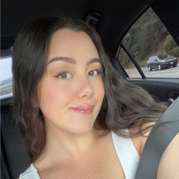 Profile Picture of Erica Bee (@erica_bee) on Poshmark