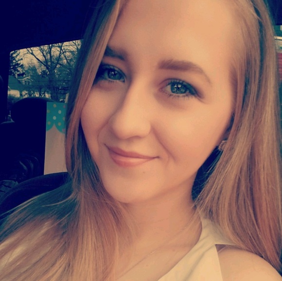 Profile Picture of Klaudia Nosal (@kyn3125) on Poshmark