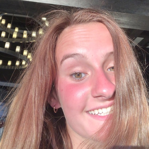 Profile Picture of Page Vavasour (@pagevavasourr) on Poshmark