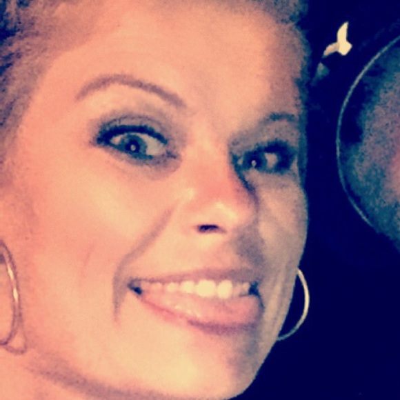 Elisha Hulon - Poshmark Profile Picture of Elisha Hulon (@ehulon82) on Poshmark