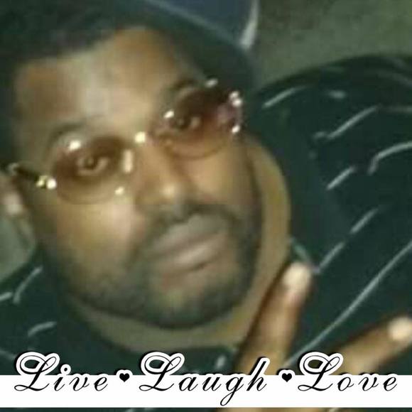 Profile Picture of Chuck Chillout (@chuckx187) on Poshmark
