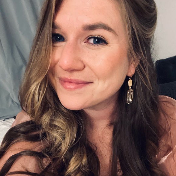 Profile Picture of Kara Omlor (@karaomlor) on Poshmark