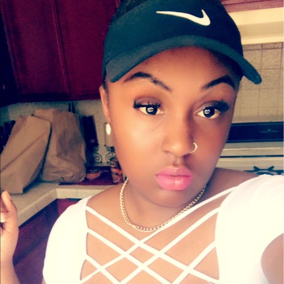 Profile Picture of Alexus Lowe (@lexiilowe1127) on Poshmark
