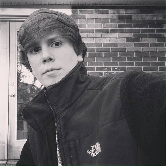 Benjamin Wales - Poshmark Profile Picture of Benjamin Wales (@bmw2102000) on Poshmark