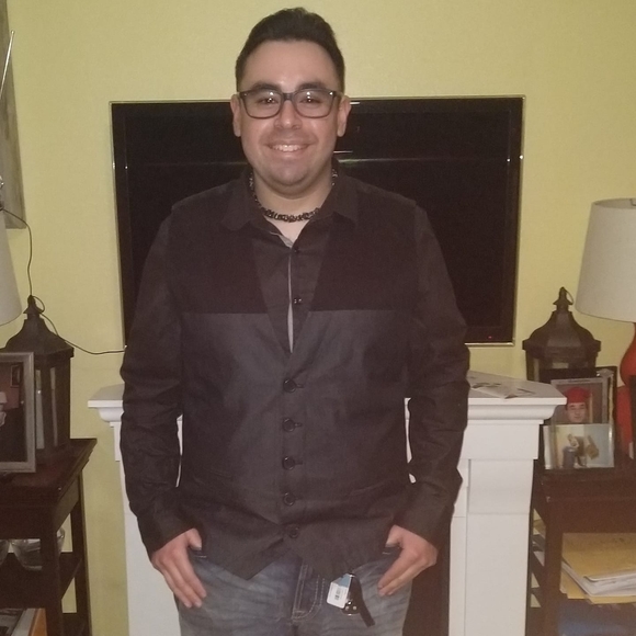Profile Picture of Walter Gonzalez (@walterla1989) on Poshmark