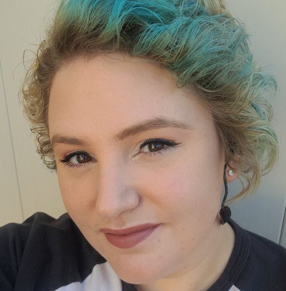 Profile Picture of Emily Andrews (@emlovestoshop) on Poshmark