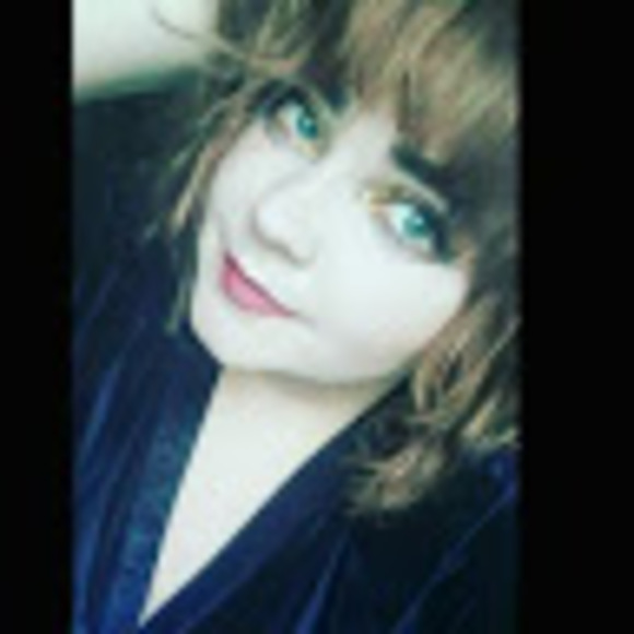 Profile Picture of Isabelle Kujawski (@ikujawski) on Poshmark