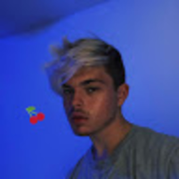 Profile Picture of Hunter Holmes (@huntyholmes) on Poshmark