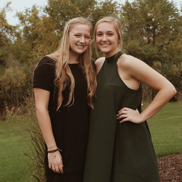 Profile Picture of Ellie Broehm (@ellieebroehm) on Poshmark