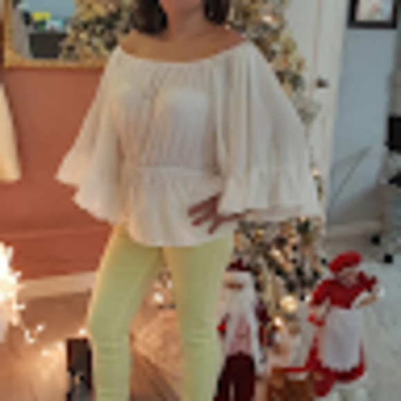 Profile Picture of Martha Olvera (@marthaolveraa16) on Poshmark