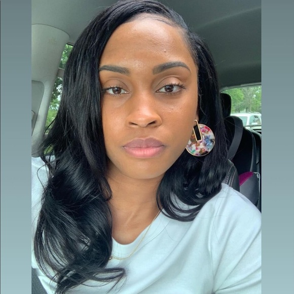 Profile Picture of Charlene Holloway (@charlene93) on Poshmark