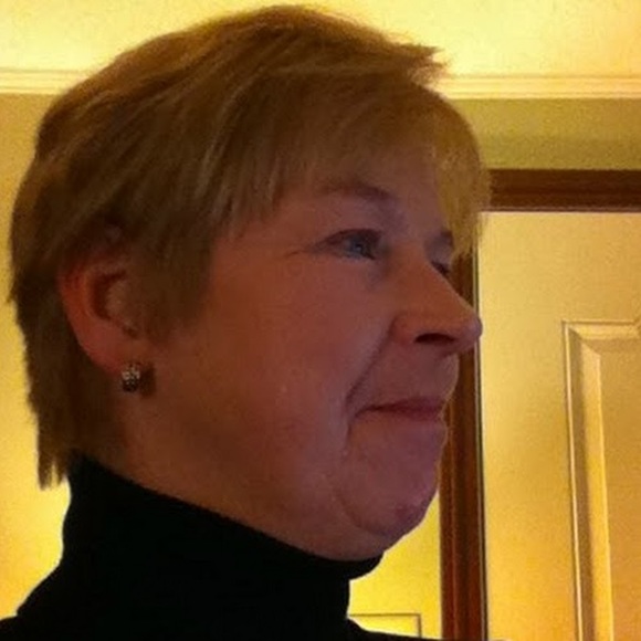 Profile Picture of Lynne Bell (@lynneanne1955) on Poshmark