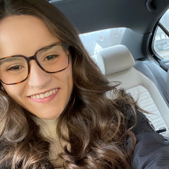 Profile Picture of Alexis Connors (@arc3447) on Poshmark