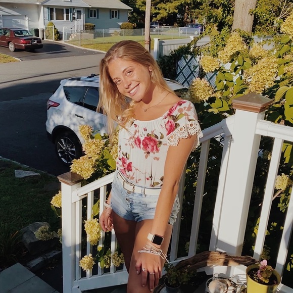 Profile Picture of Jess Brezinski (@jessbrezinskiii) on Poshmark
