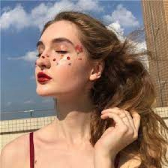 Profile Picture of Deborah Hankinson (@leonora_gibson) on Poshmark