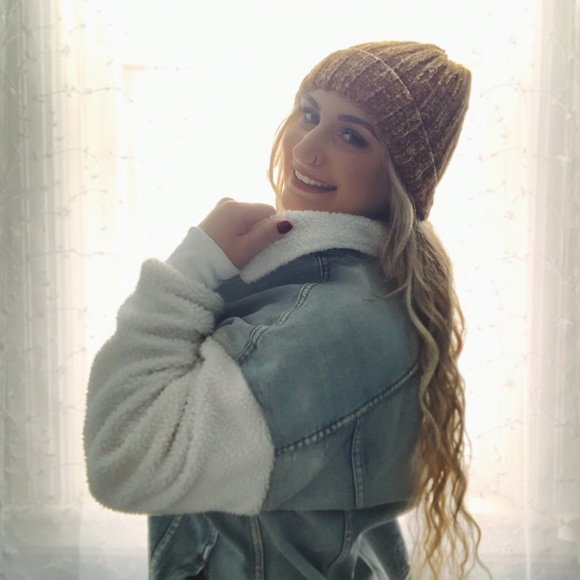 Profile Picture of Ekaterina Carangounis (@ecarangounis) on Poshmark