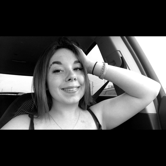 Profile Picture of Savanna Janowski (@janowski17) on Poshmark