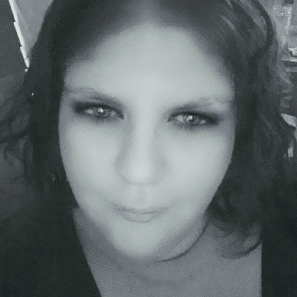 Profile Picture of Bnrose1989 Ludwick (@bnroseludwick) on Poshmark