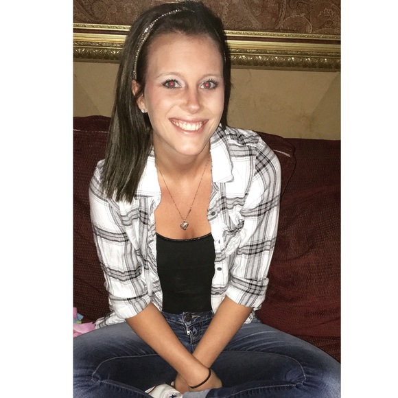 Profile Picture of Tori Lauderbaugh (@torilauderbaugh) on Poshmark