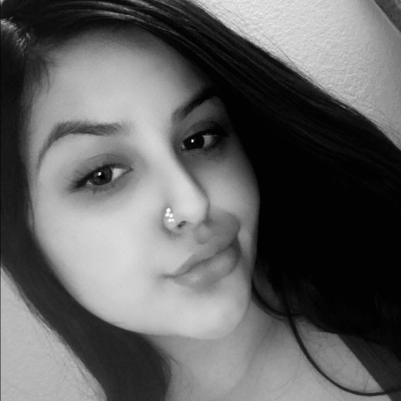 Profile Picture of Jianna Gonzalez (@jianna_gonzalez) on Poshmark