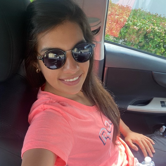 Profile Picture of Carolina Ruzza (@yuvelizt) on Poshmark
