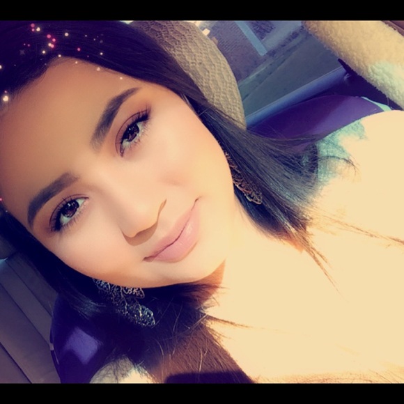 Profile Picture of Azucena Herrera (@azu455) on Poshmark
