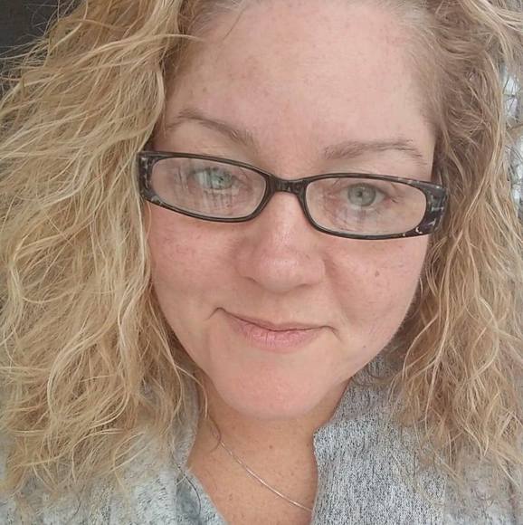 Profile Picture of Elaine Melius (@nomrc) on Poshmark