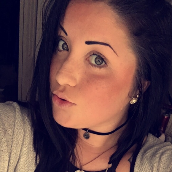 Profile Picture of Katie Puterbaugh (@katiecoleen) on Poshmark