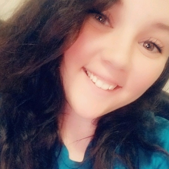 Profile Picture of Dannielle Thompson (@dannithom) on Poshmark