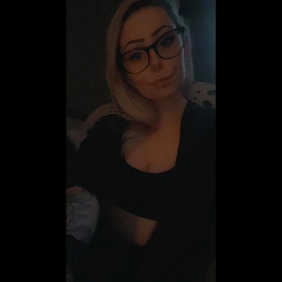 Profile Picture of Tiffany Wozny (@tiffanywozny) on Poshmark