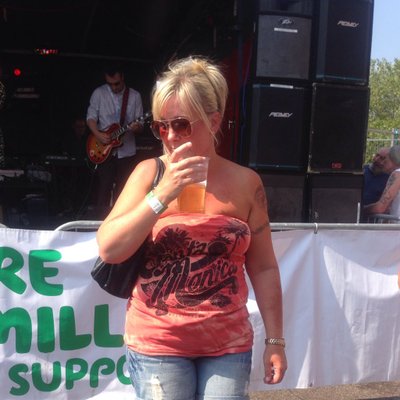 Profile Picture of Lisa Bloomfield (@lisabloomfield2) on Twitter